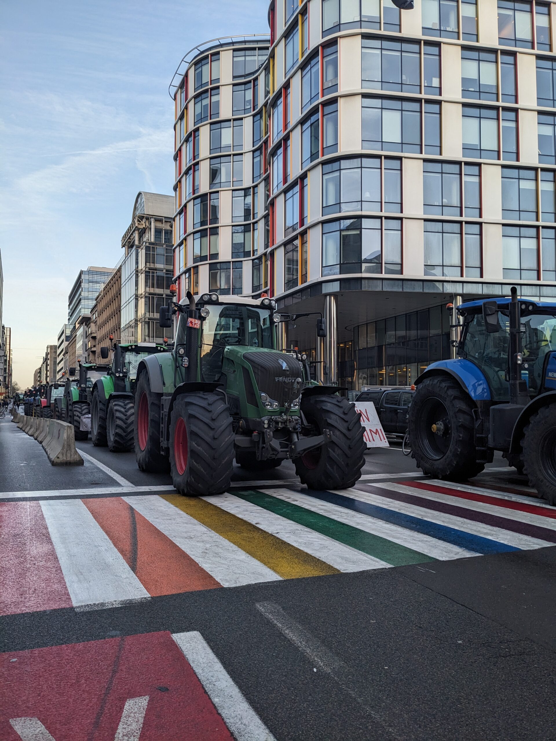 Farmers in revolt, protests and fires outside the European Parliament ...