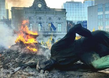 LA statua di un lavoratore della siderurgia abbattuta dai manifestanti a Bruxelles [Foto tratta da X @YvesRouyet]