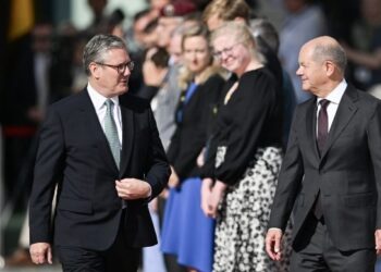 Starmer (sx) e Scholz oggi a Berlino (Foto RALF HIRSCHBERGER / AFP)