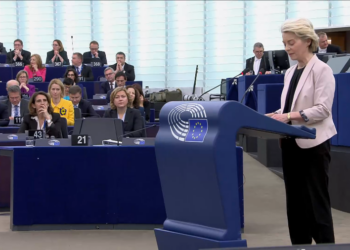 La presidente della Commissione europea, Ursula von der Leyen, e la sua squadra di commissari in Parlamento Ue [Strasburgo, 27 novembre 2024]