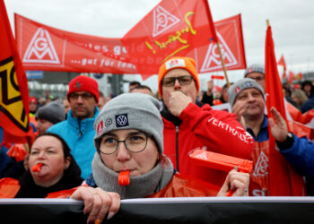 Proteste dei lavoratori del gruppo Volkswagen in Germania. Credit: Jens Schlueter / AFP