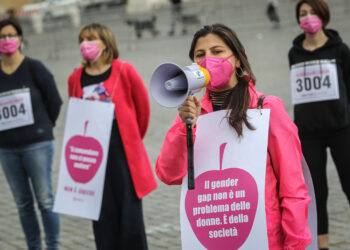 PIAZZA DEL POPOLO FLASHMOB DEL MOVIMENTO IL GIUSTO MEZZO  CHE CORRE L'ULTIMO MIGLIO VERSO LA NEXT GENERATION EU CON UN FLASHMOB IN TUTTA ITALIA, MANIFESTANTI, PROTESTA, MANIFESTAZIONE, CARTELLO, IL GENDER GAP