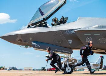 Un aereo F-35 di produzione Lockheed Martin  [credits: U.S. Air Force photo by Senior Airman Alexander Cook, Wikimedia Commons]